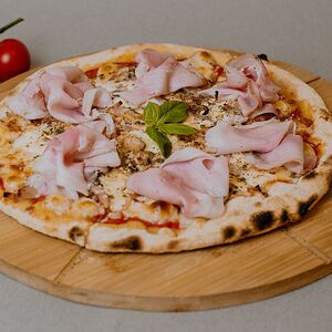 Пицца с прошутто котто и шампиньонами 