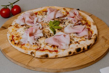 Пицца с прошутто котто и шампиньонами 