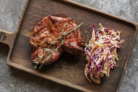 Стейк из свиной шеи с салатом коул слоу