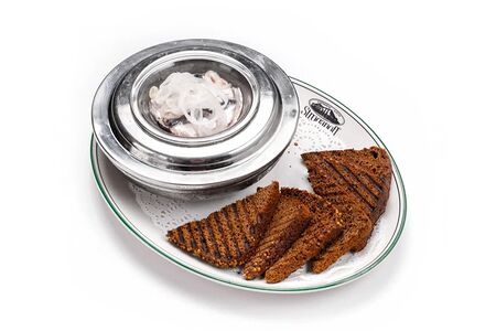 Балтийская килька пряного посола с поджаренным бородинским хлебом