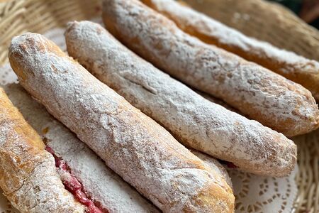 Трубочка слоеная с вишней и творогом