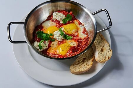 Шакшука из 3-х яиц со страчателлой и чиабаттой