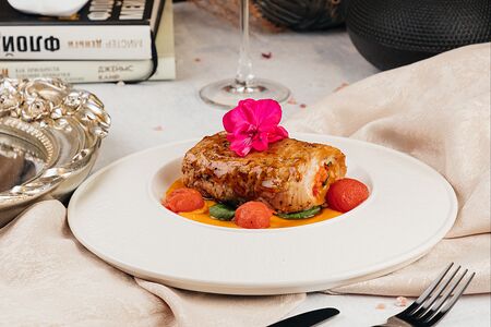 Сочный рулет из индейки в морковном объятии