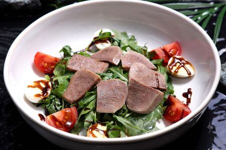 Салат с языком и руколой