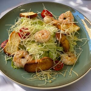 Теплый салат Лола с хрустящими баклажанами и креветками