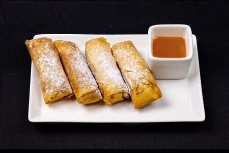 Сладкие спринг-роллы яблоко-корица с карамельным соусом