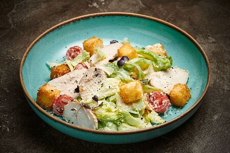 Цезарь с куриным филе и гренками бриошь