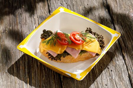 Бутерброд с ветчиной и сыром