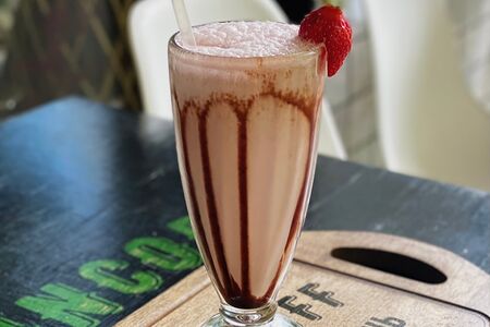 Молочный коктейль Клубника в шоколаде