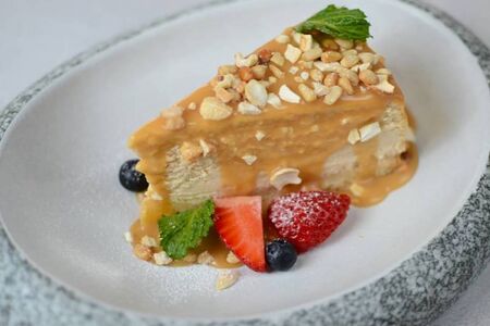 Чизкейк с топленым молоком и орехами