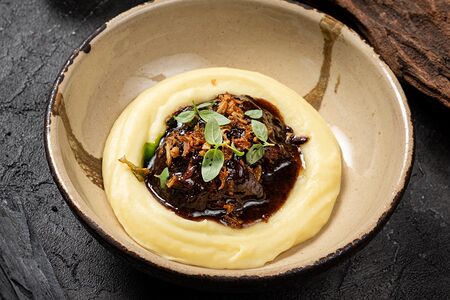 Телячьи щёчки со взбитым картофелем под соусом демиглас