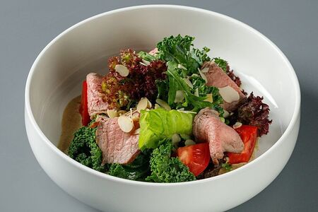 Салат с говядиной гриль и ореховым соусом 