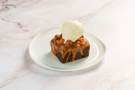 Брауни с карамельно-ореховой начинкой