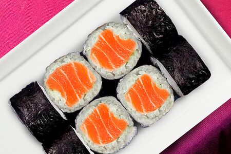 Маки с лососем