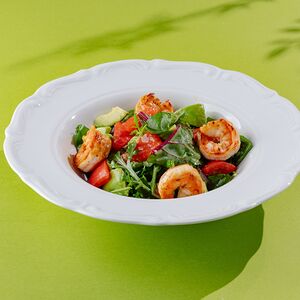 Салат с авокадо, томатами и креветками