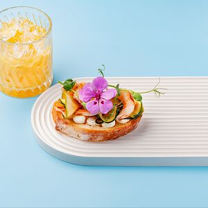 Брускетта с креветками и маринованным цукини