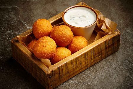 Хрустящие сырные шарики с нежным сметанным соусом