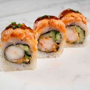 Ролл с опаленным лососем