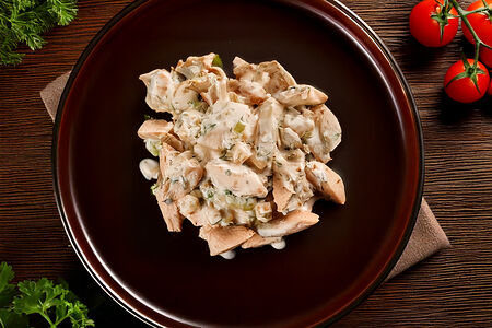 Салат из куриной грудки и корнишонов