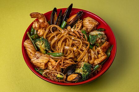 Широкая рисовая лапша с морепродуктами