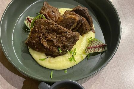 Томленая лопатка оленя 