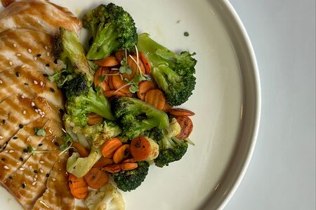 Куриное филе с овощами под соусом терияки