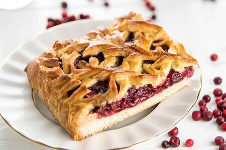 С брусникой (половина пирога)