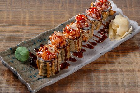 Жареный ролл с тартаром из лосося и тунца 