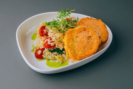 Котлеты из красной рыбы с бурым рисом, шпинатом, черри