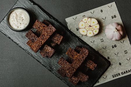 Чесночные гренки с чесночным соусом