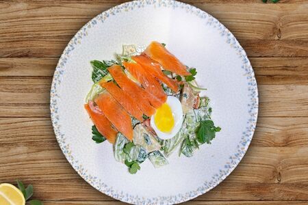 Салат по-деревенски с лососем