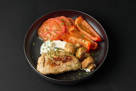 Запеченная куриная грудка с овощами