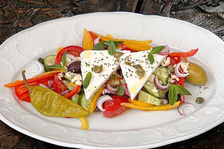 Греческий салат с домашней брынзой