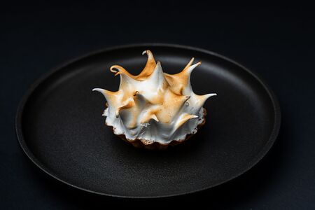 Тарт с мягкой меренгой и лимонным кремом