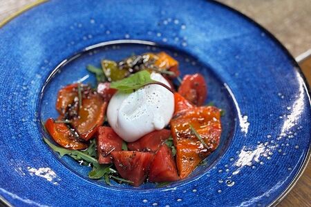 Буратта на печёном перце с томатами