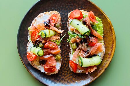 Брускетта с лососем 