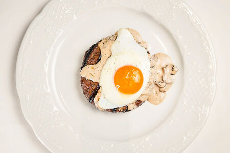 Деревенская котлета с яйцом и грибным соусом