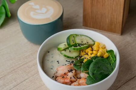 Поке с рисом и креветками