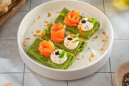 Шпинатные блинчики с лососем шеф-посола и сливочным сыром