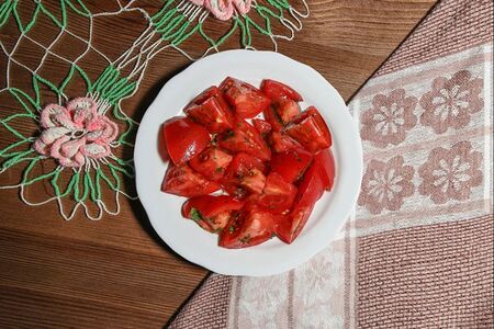 Салат из свежих помидоров