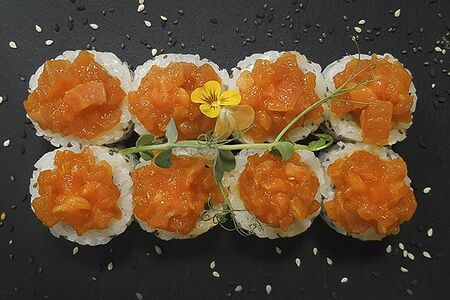 Ролл тартар с лососем