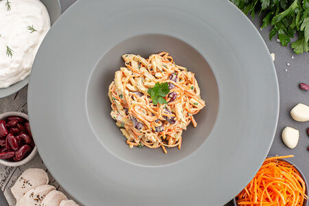 Салат с курицей, фасолью и морковью по-корейски
