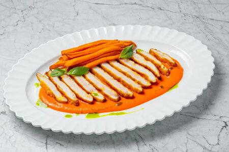 Куриная котлета с соусом из печеного перца и зеленым салатом