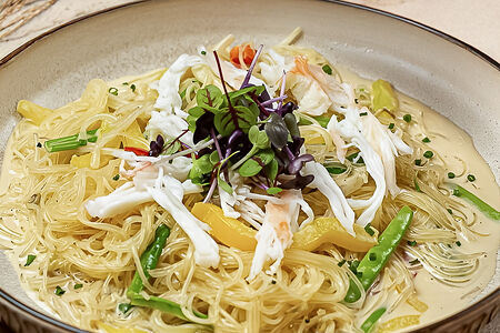 Стеклянная лапша с крабовым мясом и овощами