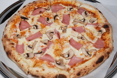 Пицца Грибы и ветчина 