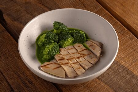 Куриная грудка с соусом из петрушки 