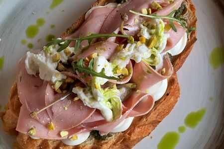 Брускетта с мортаделлой и страчателлой