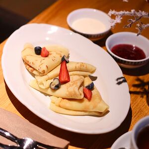 Блины со сметаной и малиновым вареньем 