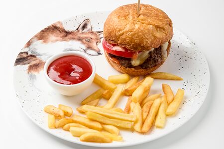 Мини-бургер с котлетой из говядины и картошкой фри