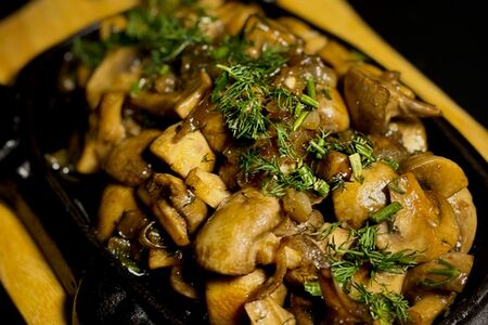 Шипящая сковородка из грибов